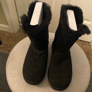UGG Bailey Button Size 8
